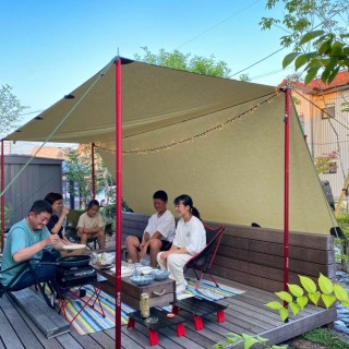 地面に近いウッドデッキ。家族でおうちキャンプ 新潟市S様邸