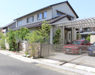 緑と調和する空間。表情豊かなフロントヤード