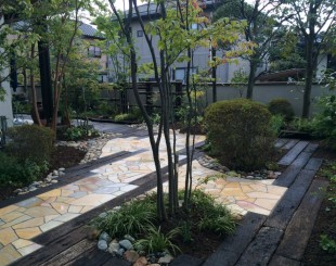 木陰が美しいモダンなテラス。ローメンテナンスのお庭にリガーデン