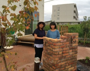 レンガのバーベキュー炉のある緑あふれるお庭