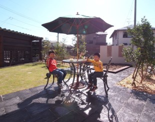 ボール遊びもへっちゃら。子供がのびのび育つ庭。