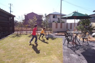 芝生でボール遊び。子供がのびのび育つお庭。