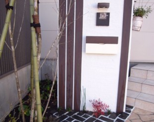 シンプルモダンな門柱が素敵なオープン外構