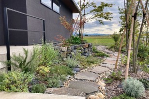 モダンな雑木と石積みの庭　平屋の庭・外構デザイン