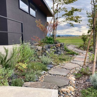 モダンな雑木と石積みの庭 平屋の庭・外構デザイン