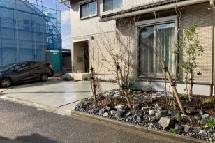 予備駐車場を活かしたアプローチと野趣あふれるロックガーデン　新潟市Ｍ様邸