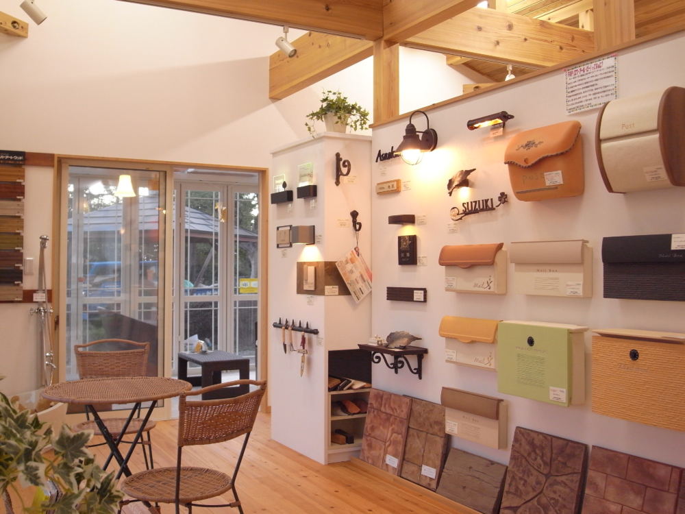 店内ではガーデンアイテムの実物を展示。
実際に見て触れることができます。