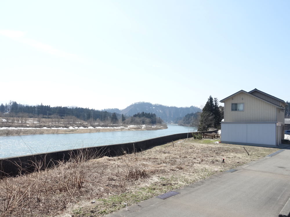 一級河川沿いの自然豊かな場所です。