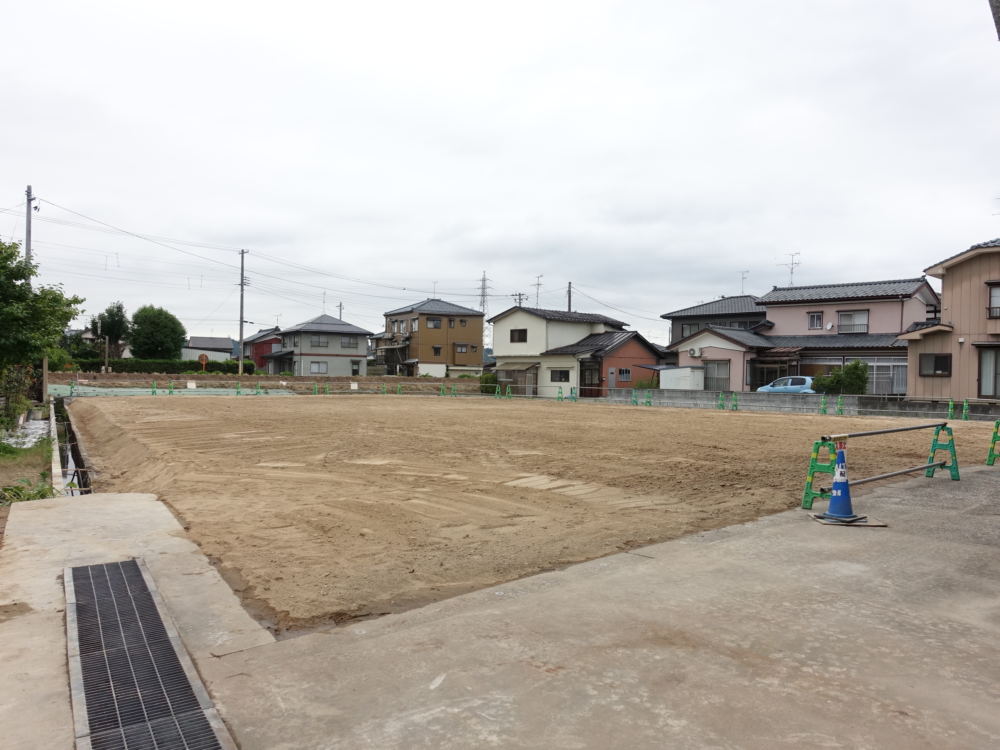 住宅街の中の広い敷地。住宅の建築と並行して造園工事を行います。