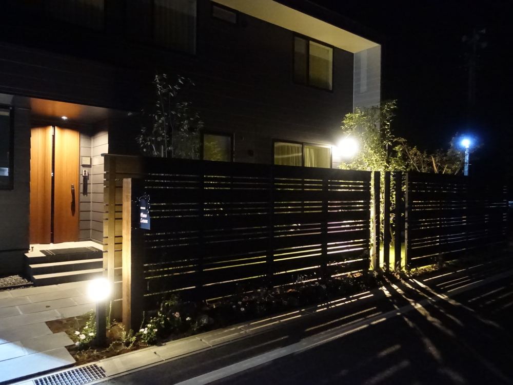 夜のライティング。
フェンスと木調柱の影がつくるラインが印象的。
玄関前を明るくすることで安心感を持たせることが出来ます。