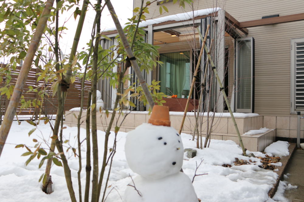 冬でもあったかいテラスとガーデンルーム。雪国のエクステリア