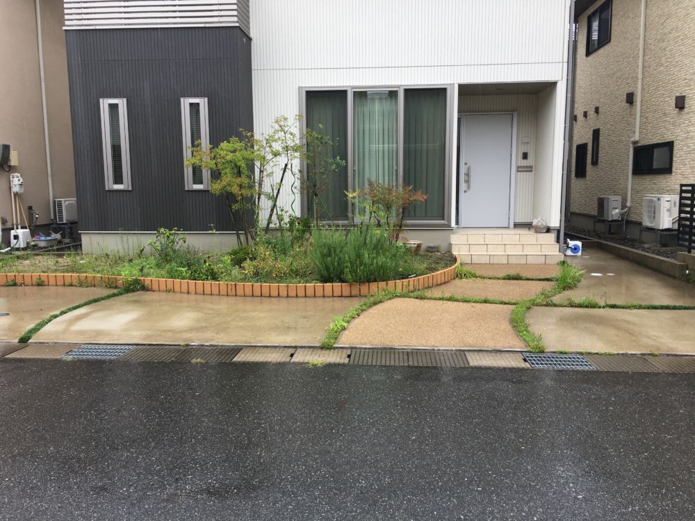 自転車を置いたり予備の駐車スペースがなかったことと、既存の花壇の土が悪く植物が育ちにくいとのご相談を受けました。

