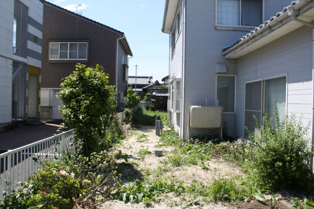 Ｓ様邸は住宅街にあり、隣接する建物から丸見えで外からの視線が気になり、窓のカーテンも閉めたまま、ペットのワンちゃんとお庭で遊ぶこともできませんでした。