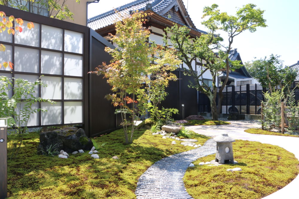 駐車場から霊園へと続く園路沿いにある苔庭。
故人を偲ぶ場所に相応しい癒しのある空間が出来ました。