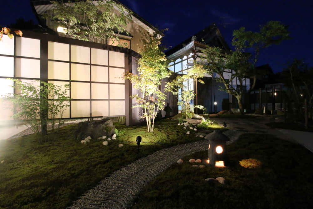 夜のライティング。
中庭から漏れる灯りと樹木を照らすアップライトが幻想的な空間を演出。