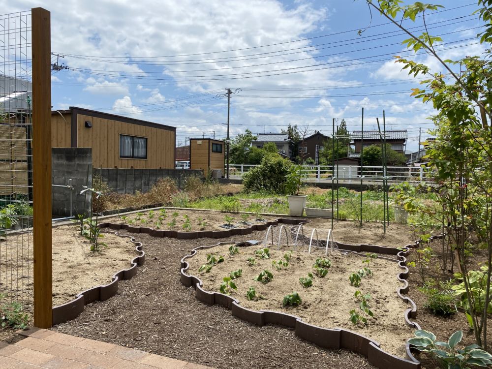 家庭菜園は管理しやすいように通路を設け、安田瓦で花壇のように仕切りました。
モダンな茜色の安田瓦を組み合わせました。
柔らかな曲線が温もりを感じさせ、テラスのレンガとの相性がバツグンです。