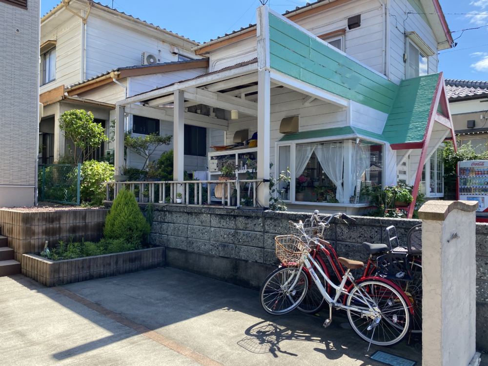 使われていなかった花壇のスペースに、自転車小屋が欲しかったとのこと。