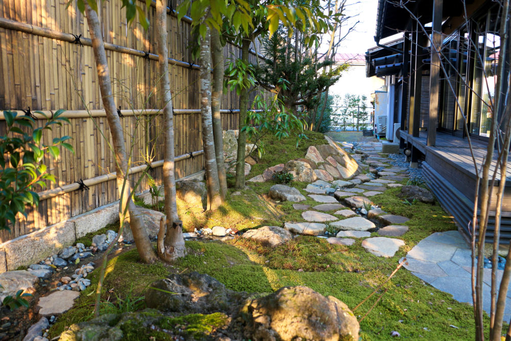 園路を兼ねた流れが出来たことで、前庭からの動線が出来ました。
お庭に奥行きが出、お客様にお待ちいただく間もお庭を回遊して楽しんでいただけます。