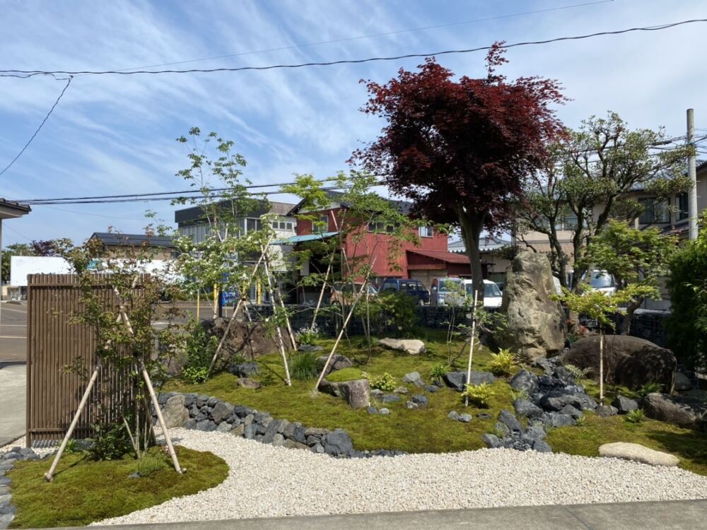 苔の島。枯れの流れがお庭に躍動感をもたらします。