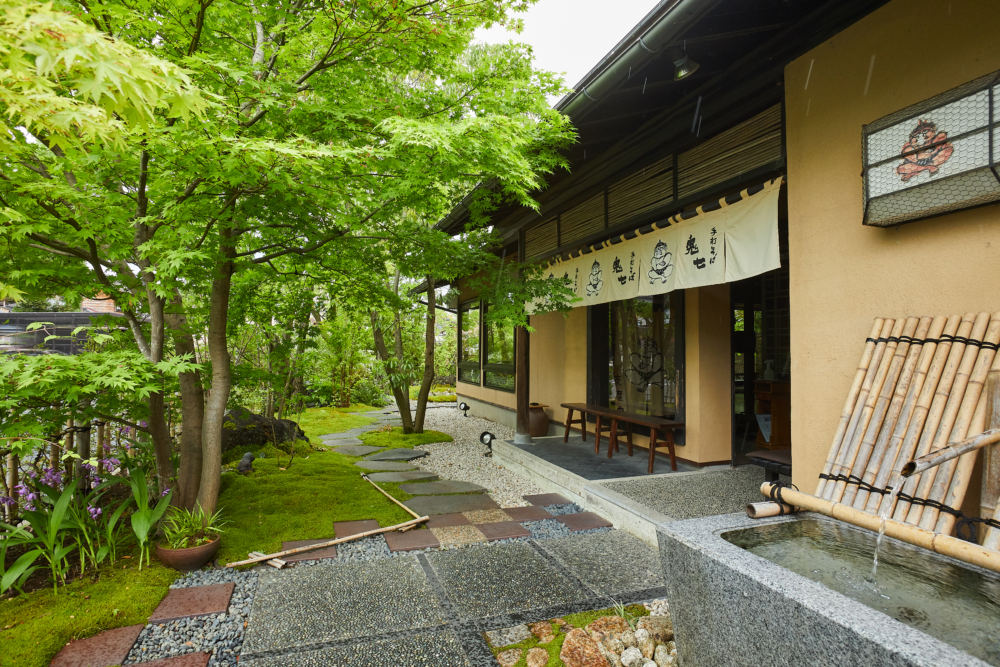 完成3年後の庭。
玄関前から園路を新たに設け、お庭を回遊できるようになりました。
園路は長野の佐久鉄平石の大判の飛び石や洗い出しで。
雨落ち部にはアクセントで安田瓦の陶板を市松に据えました。
