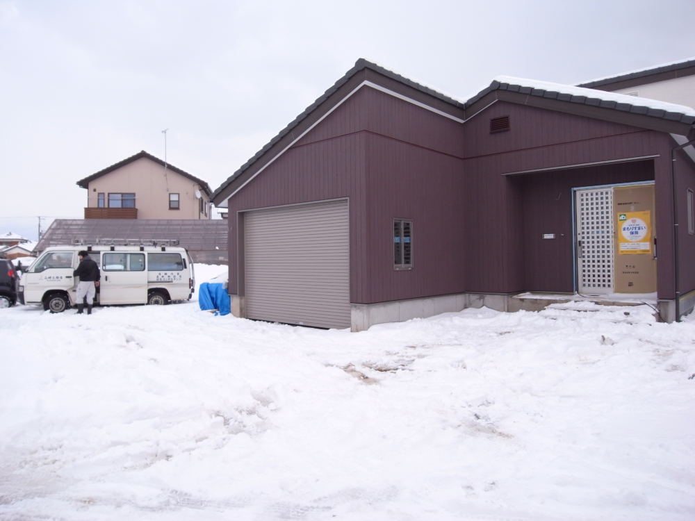 モダンな住宅デザイン。玄関ドアを開けると通りからの目線が気になってしまいます。