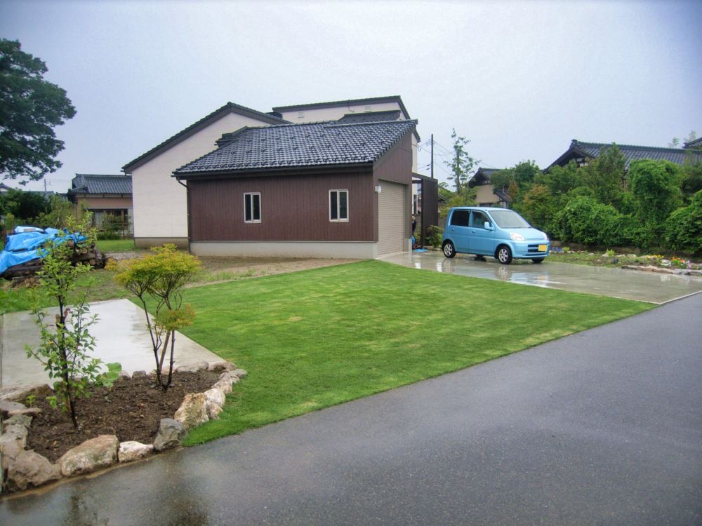 芝生用耐圧基盤土壌を使用した芝生の駐車場です。
広い駐車場スペースを緑化することで夏場のヒートアイランド現象を緩和できます。
強度のある大粒径骨材をかみ合わせ、上部からの転圧に耐える骨組みを形成。
骨材の間に空隙が確保され、空隙の酸素や水分で芝生の根が成長していきます。


