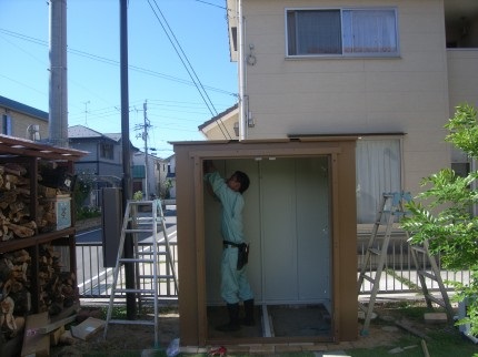 物置として機能はもちろん、特性や性質、そしてカンナを使った素敵なお庭をお客様に提案できるように、ディーズガーデン京都本社にて「カンナマイスター研修会」を受講した弊社スタッフが取り付け工事を行います。