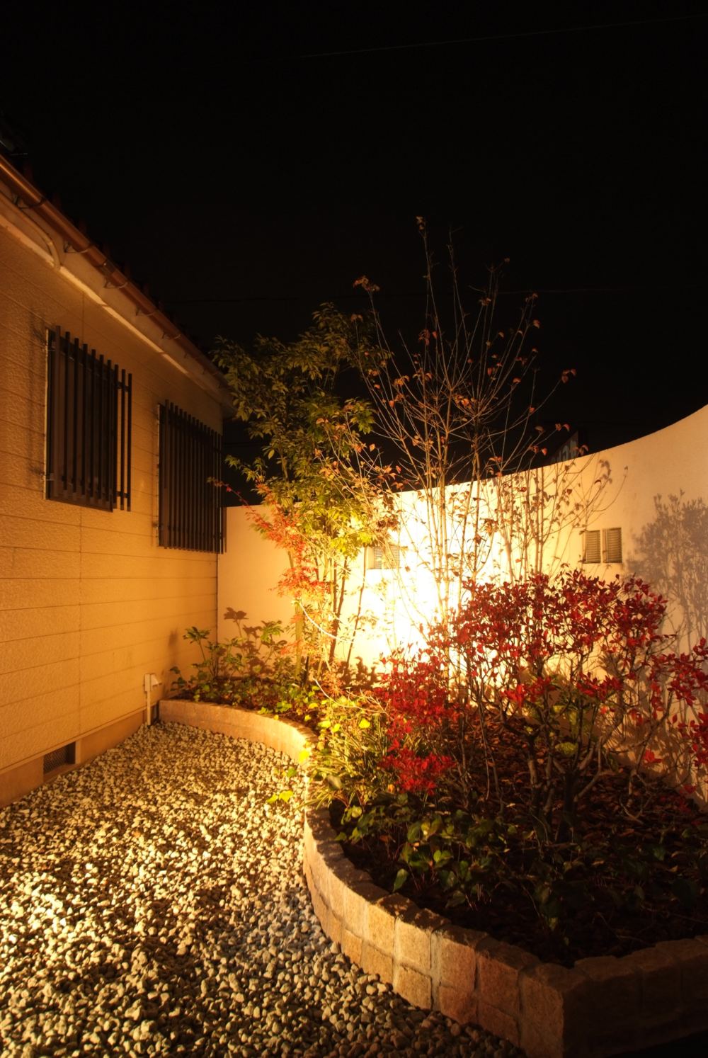 浴室前の壁の内側
植栽を施し、夜はアップライトで樹木を照らします、植栽スペースの前は防犯砂利を敷きました。