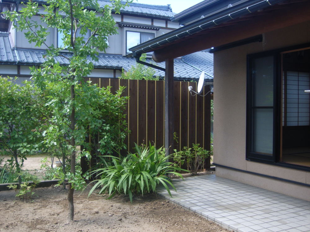 和室前は大和塀が植物の緑を引き立て、軒下のタイルが映える和モダンな空間になりました。