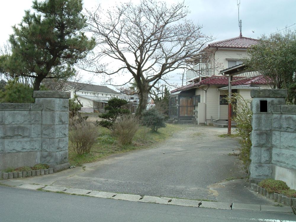 広い敷地に庭木が植えてあり管理しきれなくなっていました。また草取りが大変でした。
車の台数も増えたことから車庫以外の駐車スペースも必要になってきました。