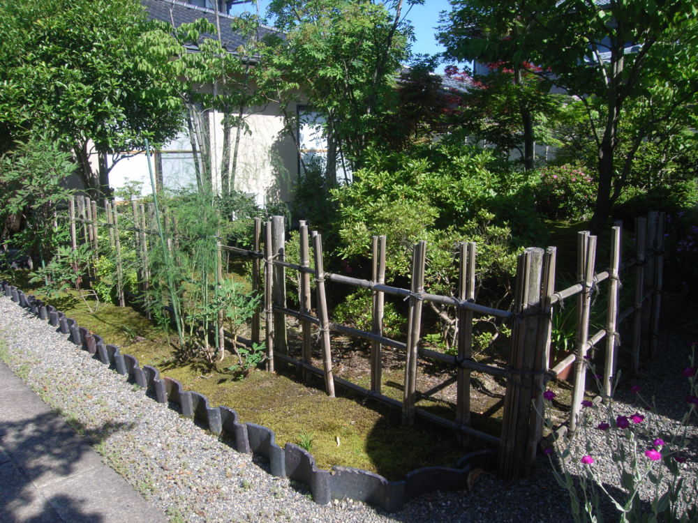 天然竹による四ツ目垣。7～8年前に施工したもの。