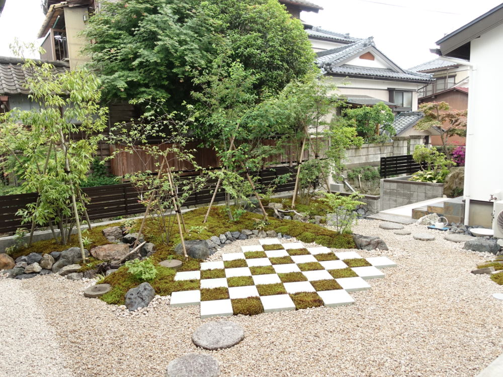 天然石から作ったタイルと苔の緑の市松模様がモダン。