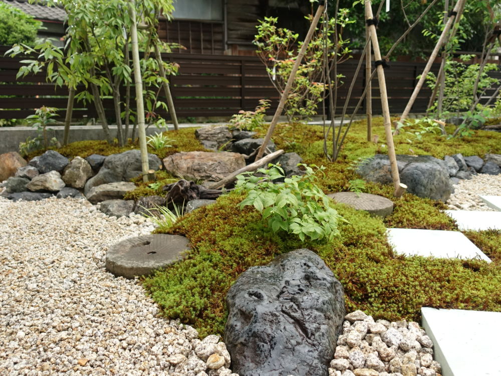 伊勢砂利の下には防草シートをしいてあるので草取りの手間が省けいつも美しい状態を保てます。