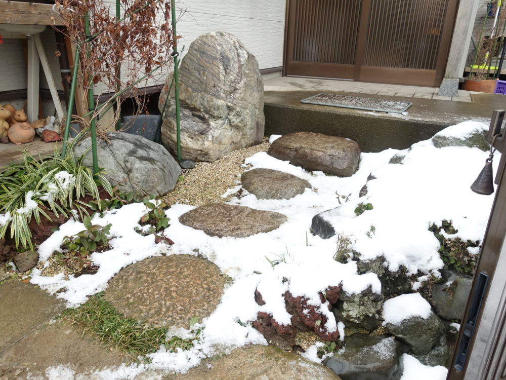 新しい住まいの玄関前は飛び石のアプローチ。

風情はありますが、積雪時には少々足元が不安になります。