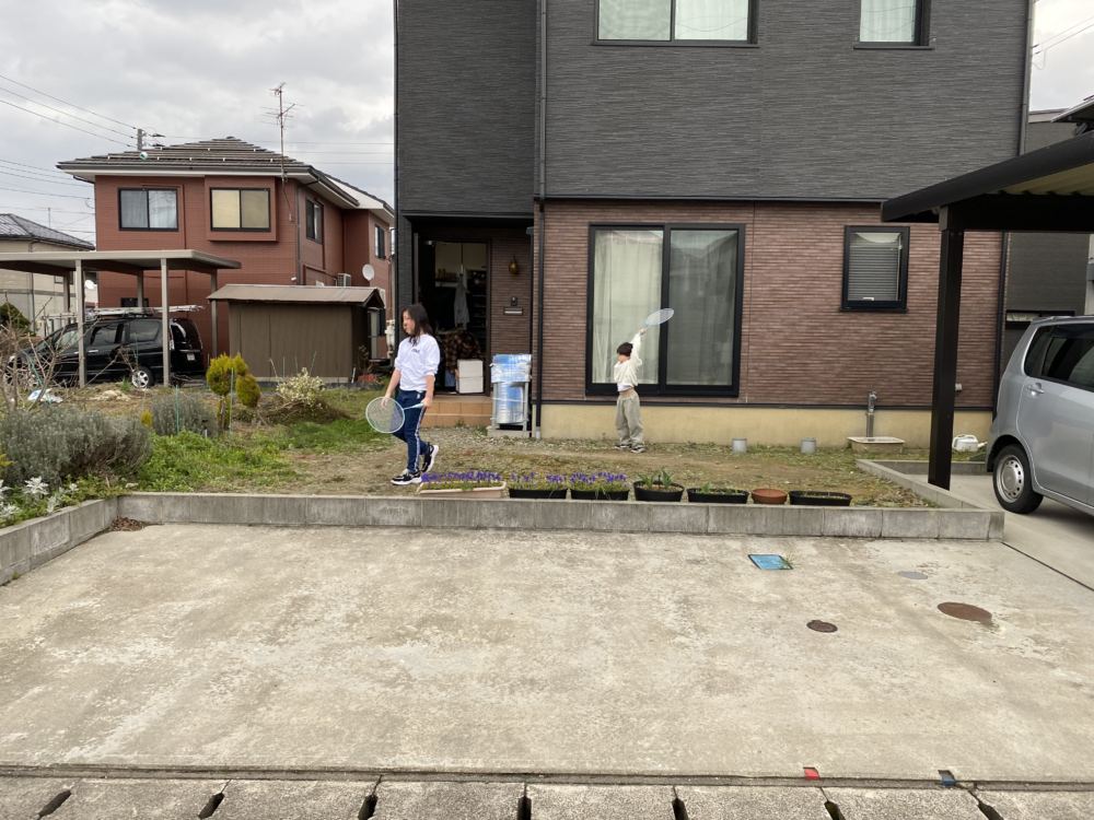 玄関周りの草取りが大変で、雨の日には玄関ポーチが泥だらけに。