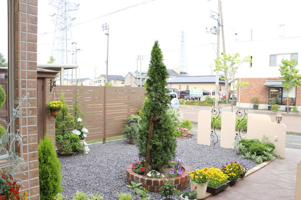 お庭の芝生もあまり元気がなくお手入れが大変だったので、雑草防止に防草シートと瓦チップを敷き込みました。
