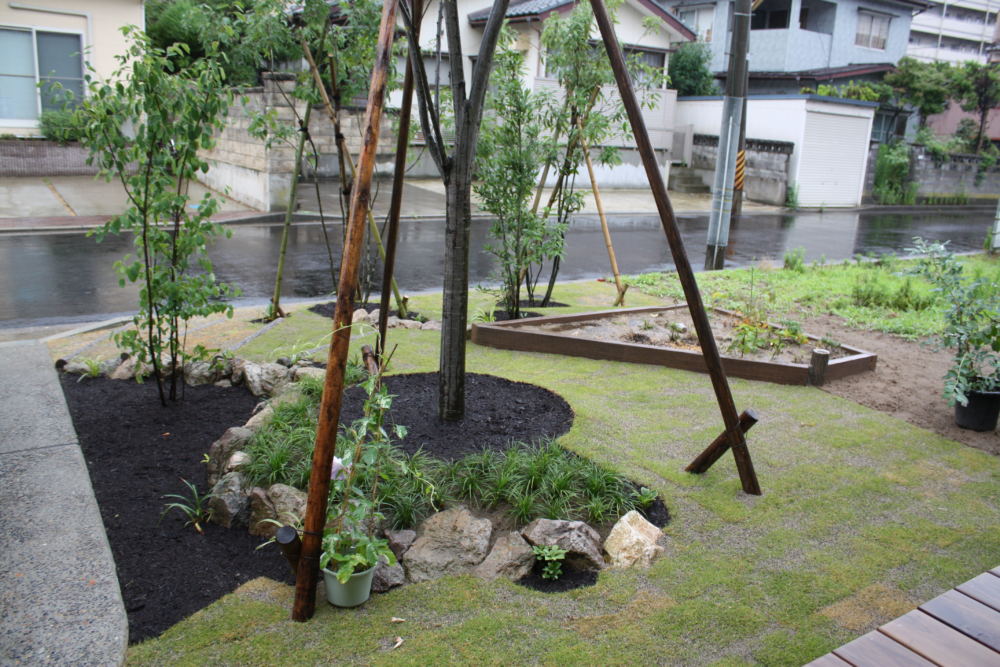 植栽の土留めには白髭石を用いました。この石は新潟県阿賀町で産出される硬質石灰岩（白色系）で、そのカラーから和・洋どちらでも使えます。