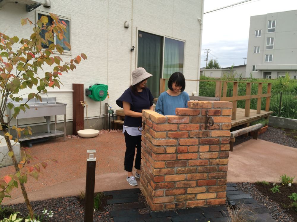 レンガのバーベキューコンロで家庭菜園、ガーデニングが楽しい庭