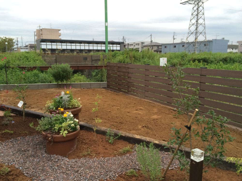 枕木で囲んだ菜園。
境界には樹脂フェンスを回し、奥様の大事にされているつるバラを誘引予定です♪