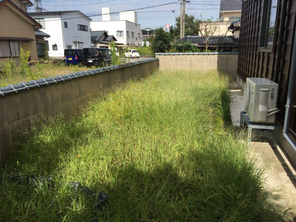 ゆくゆくは家庭菜園にする予定とのことでしたので、雑草対策して防草シートを敷設しました。
後々菜園にする際はシートを取り除きます。