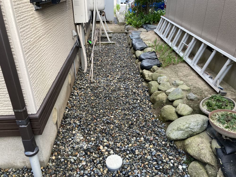 水はけが悪いと雨が降ると水溜まりが出来たり、土が常に湿った状態だったりします。
地下水位が高い場合など地下に排水溝を埋設します。
地下に透水性資材（有孔パイプやサンドマット）を埋め、水道にして土中の水分を集水、排水する工法を暗渠といいます。

弊社で使用している有孔パイプ（ネトロンパイプ）は無数の開孔部を円周上均一に有する独特な網目構造のポリエチレン製暗渠パイプで、開孔率が他のパイプに比較して大きいのが特徴です。

雑草対策の防草シートは、草取りや除草剤をまくことなく長期間雑草の成長を防ぐことが出来ます。
防草シートの種類によって遮光性、透水性、耐久性、貫通抵抗力が異なります。
せっかく暗渠排水工事を行っても防草シートの排水性が悪ければ防草シートの上に水溜まりが出来ることになります。
弊社で使用している防草シートは公共工事等で使われている遮光性が高く、貫通抵抗力が強く、透水性に優れたバランスの良いシートです。

