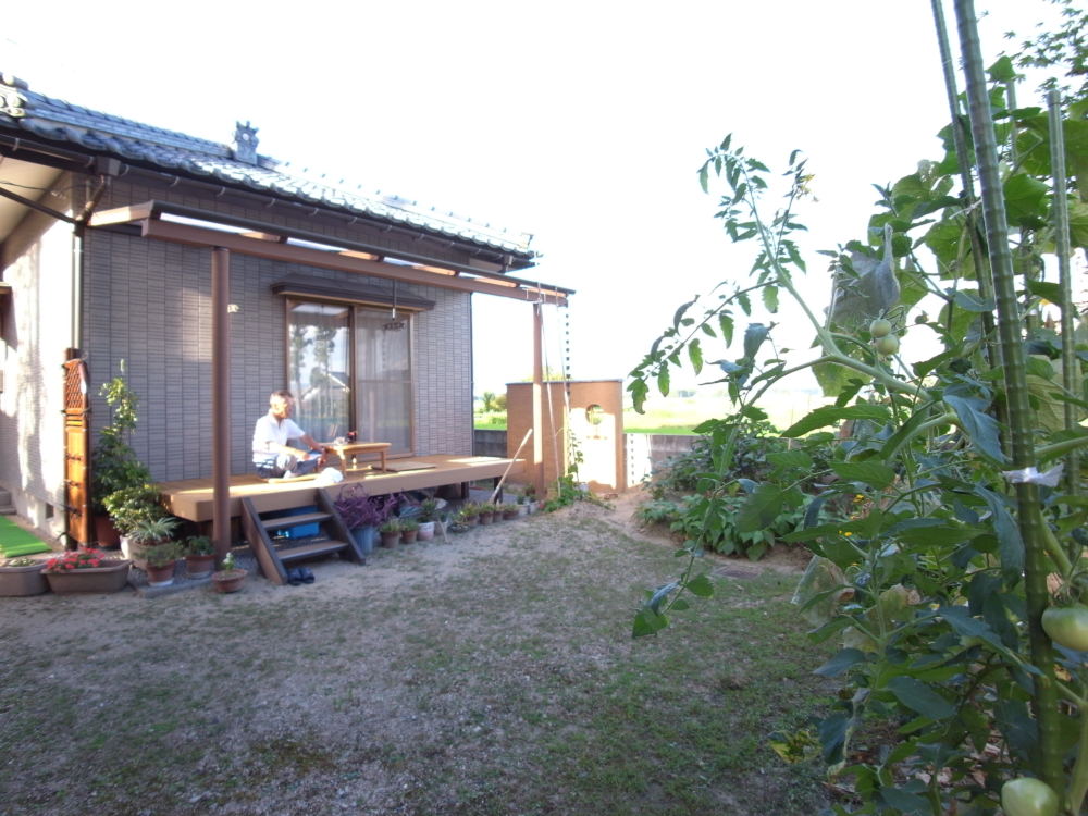 畑仕事の合間に菜園を眺めながらお茶を飲むのがＵ様の楽しみ。