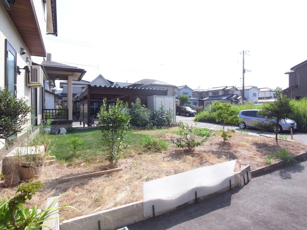 雑草の草取りが大変で広い敷地のため使い勝手のよい動線になっておらず雑然とした不便な状況。
また目隠しがないので通りからの視線も気になります。