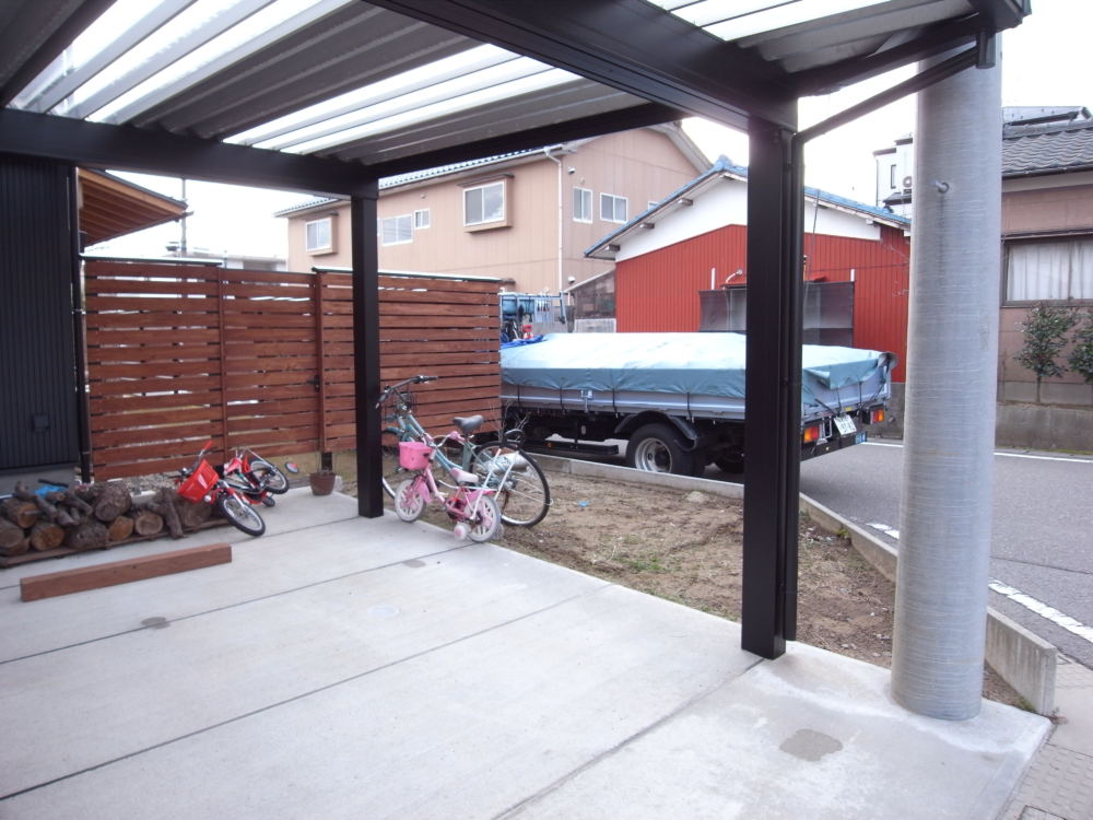 カーポートに収まりきれないので屋根のない場所が自転車置き場に。