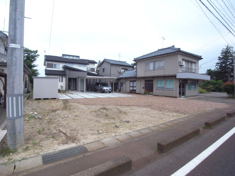 阿賀野市のM様邸は交通量の多い国道に面し、通りからの視線が気になっていたそうです。

しかし、フェンス等でビシッっとした目隠しはしたくないとのことでした。