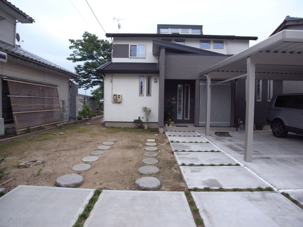 飛び石が据えてありましたが、車を止めるには少々無理があります。また、草取りの手間もかかりました。