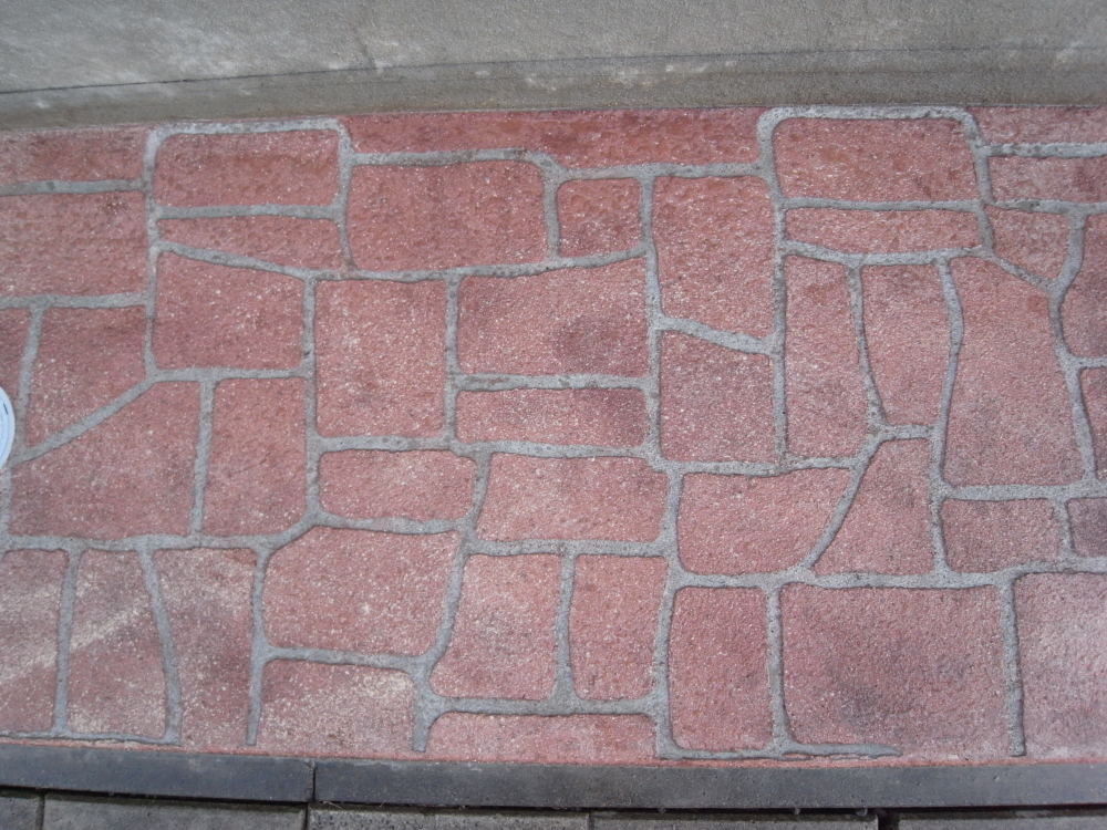 ユーロクリートはコンクリート打設と同時に表面にレンガや石のような模様を作り上げる化粧材です。工期が短いのも特徴です