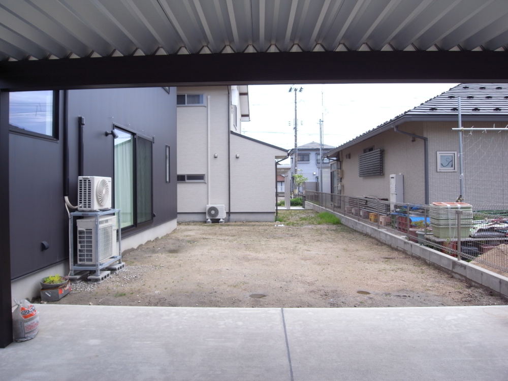 隣地より敷地が低いこともあり、お庭スペースの水はけが悪く、雨の日は境界ブロック沿いに水たまりが出来てしまいました。
お庭の水はけや使い勝手の悪かったお庭をリフォームしました。