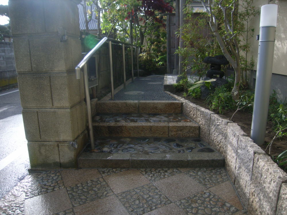 既存の石を利用し、安全な階段アプローチにリフォームしました。