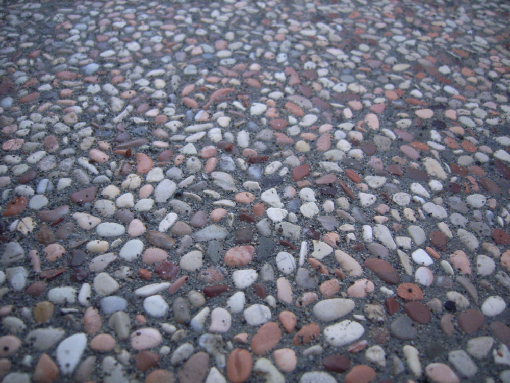 石貼りと洗い出しの石は桂林という種類で、ピンクや白っぽい粒が混じる砂利です。